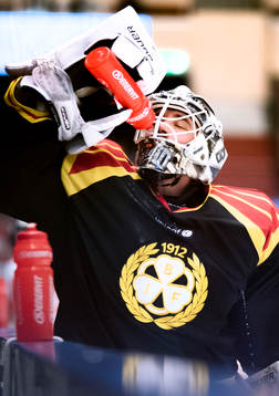 Brynäs målvakt David Rautio dricker vatten före
