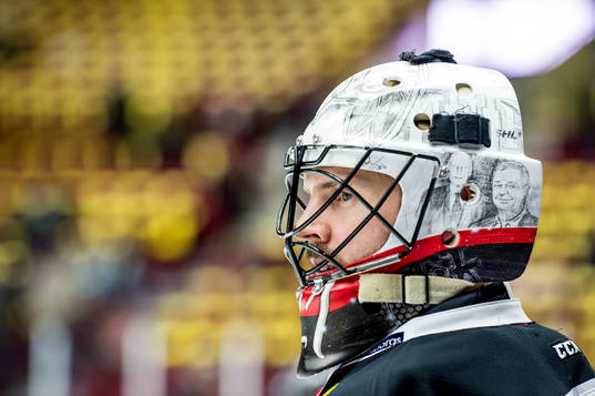 Malmö Redhawks målvakt Cristopher Nihlstorp med sin