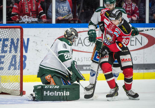 Malmö Redhawks Oliver Olsson mot Färjestads målvakt