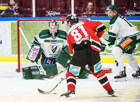 Malmö Redhawks Ilari Filppula mot Färjestads målvakt