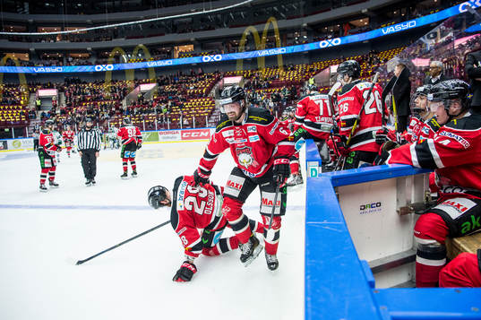 Malmö Redhawks Jens Olsson och Stefan Warg krockar