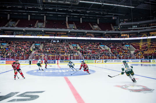 Malmö Redhawks Måns Hansson med pucken