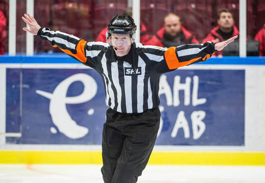 Domare Mikael Holm dömmer bort ett av Malmö Redhawks mål