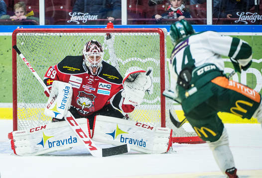 Färjestads Rasmus Asplund mot Malmö Redhawks målvakt