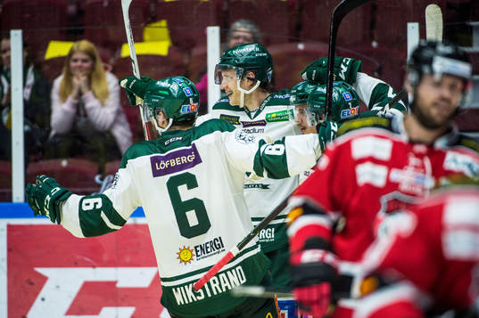 Färjestads Johan Ryno jublar med lagkamraterna