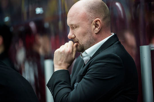 Malmö Redhawks tränare Peter Andersson deppar