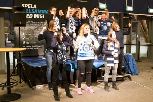 Elever från Västanviks Folkhögskola uppträder innan