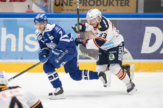 Djurgårdens Linus Hultström jagar Leksands Johan Olofsson