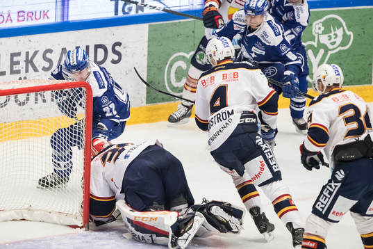 Djurgårdens målvakt Adam Reideborn blockerar pucken chans