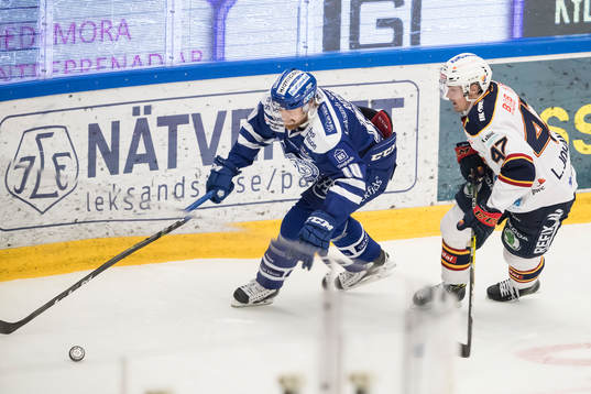 Leksands Mattias Ritola och Djurgårdens Linus Johansson i