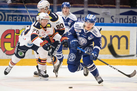 Leksands Daniel Bertov jagas av Djurgårdens Marcus