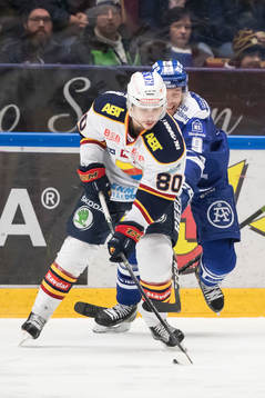 Leksands Lukas Ericsson jagar Djurgårdens Gustav Possler i