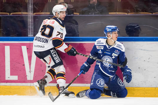 Djurgårdens Marcus Davidsson och Leksands Daniel Bertov i