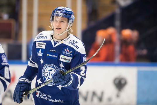 Leksands Isak Skedung i ishockeymatchen i SHL mellan