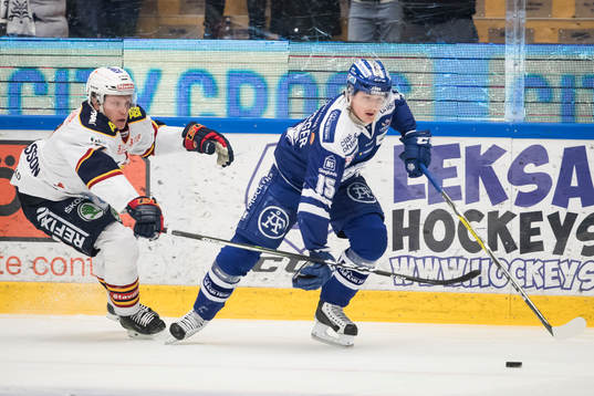 Leksands Johan Porsberger jagas av Djurgårdens Emil
