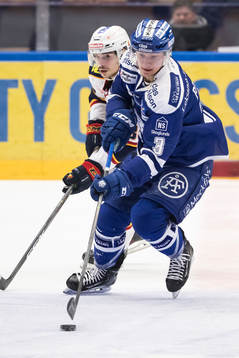 Leksands Daniel Bertov i ishockeymatchen i SHL mellan