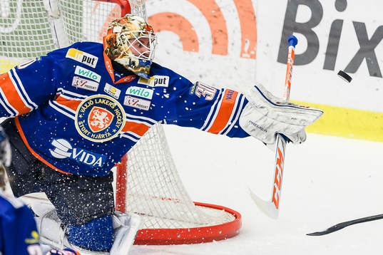 Växjös målvakt Joacim Eriksson stöter iväg pucken