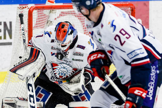 Linköpings målvakt Marcus Högberg stoppar pucken