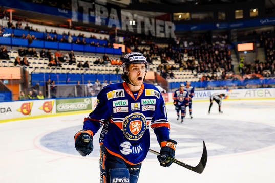 Växjös Dennis Everberg jublar