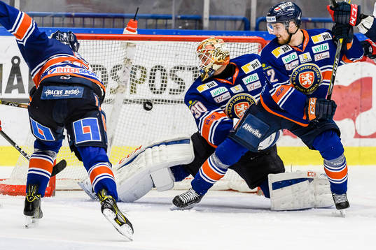 Linköpings Broc Little (ej i bild) skjuter pucken i mål
