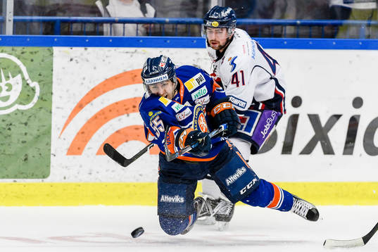 Växjös Nick Bailen rensar pucken