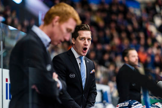 Växjös tränare Sam Hallam skriker