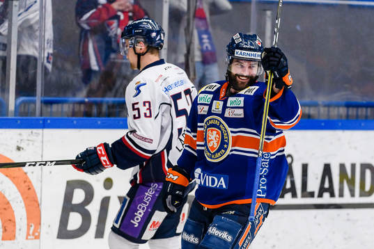 Växjös Linus Fröberg jublar