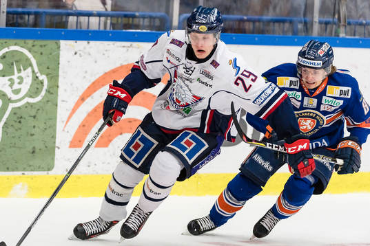 Linköpings Gabriel Carlsson jagas av Växjös Adam Brodecki