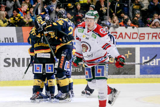 Skellefteås Pontus Petterström jublar med lagkamrater