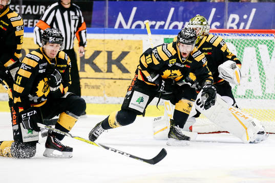 Skellefteås Pontus Petterström täcker skott