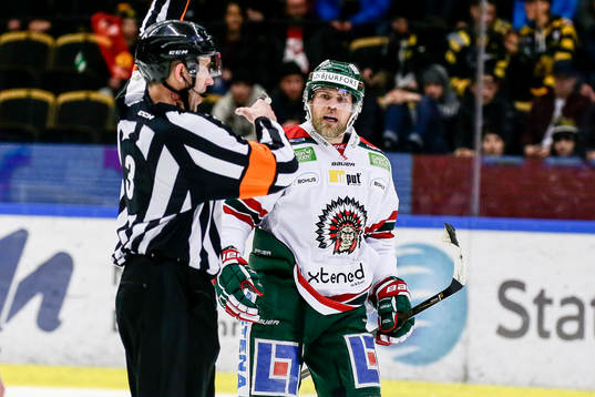Domare Linus Öhlund visar ut Frölundas Sean Bergenheim