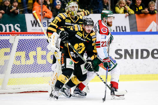 Skellefteås Fredrik Lindgren och målvakt Joni Ortio
