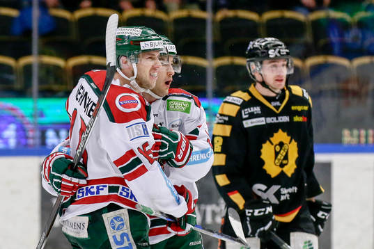 Frölundas Casey Wellman och Matt Donovan jublar