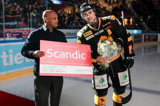 Skellefteås Joakim Lindström tar emot priset som