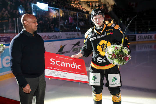 Skellefteås Oscar Möller tar emot priset som månadens