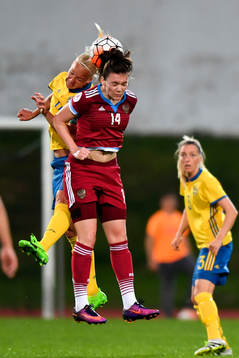 Sveriges Caroline Seger och Rysslands Natalia Mashina