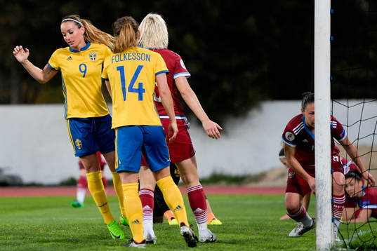 Sveriges Kosovare Asllani jublar