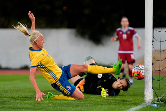 Sveriges Caroline Seger är framme hos Rysslands målvakt
