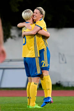 Sveriges Olivia Schough och Nilla Fischer jublar