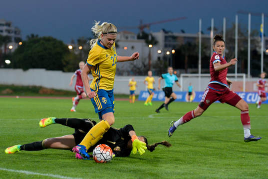 Sveriges Jonna Andersson rundar Rysslands målvakt Tatiana