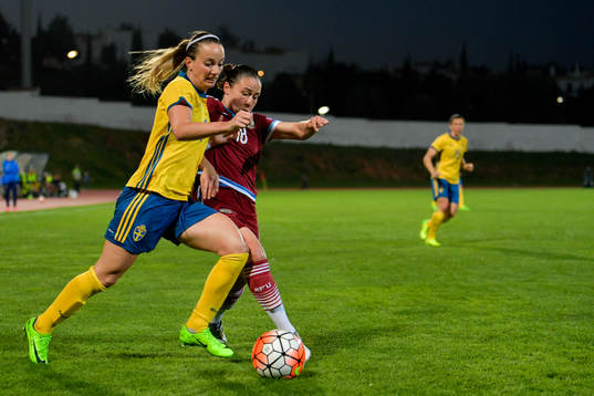 Sveriges Kosovare Asllani och Rysslands Elvira Ziiastinova