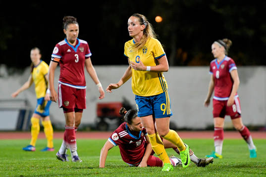 Sveriges Kosovare Asllani jublar