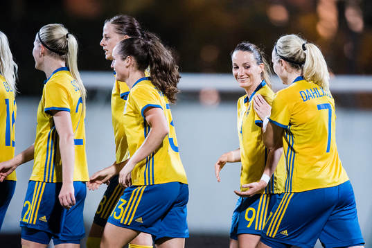 Sveriges Kosovare Asllani jublar med Lisa Dahlkvist, Lotta
