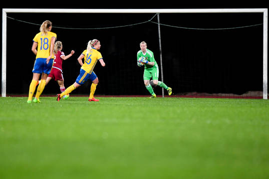 Sveriges målvakt Hedvig Lindahl räddar