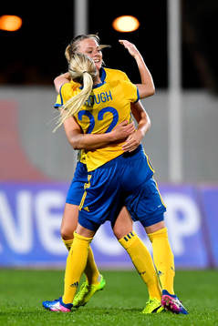Sveriges Fridolina Rolfö och Olivia Schough jublar