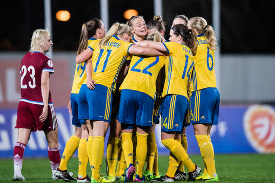 Sveriges Fridolina Rolfö jublar med Stina Blackstenius,