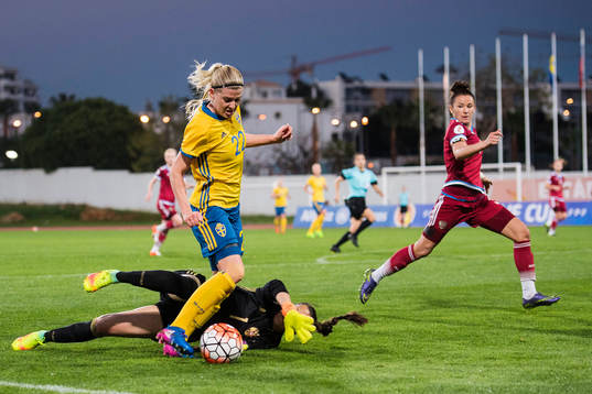 Sveriges Olivia Schough tar sig förbi Rysslands målvakt