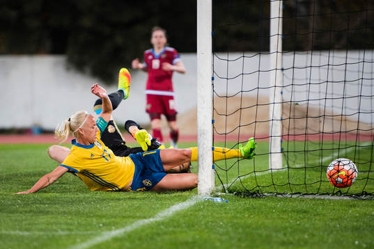 Sveriges Caroline Seger ser 2-0 av Nilla Fischer  (ej i