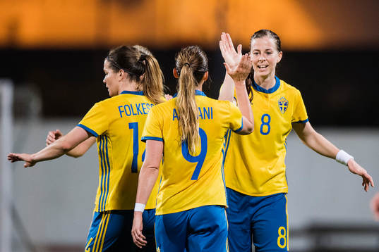 Sveriges Hanna Folkesson, Kosovare Asllani och Lotta