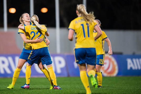 Sveriges Fridolina Rolfö  och Olivia Schough jublar